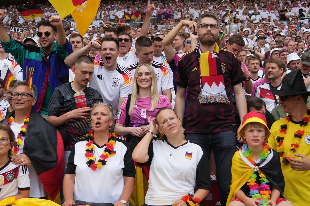 Spectacol în tribune! Suporterii care au atras atenția la meciul Germania - Ungaria_83