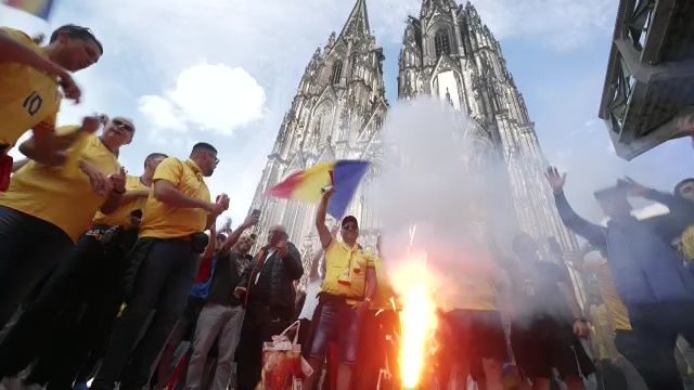 Doi belgieni au ajuns în mijlocul suporterilor români. Ce a urmat la Koln_12