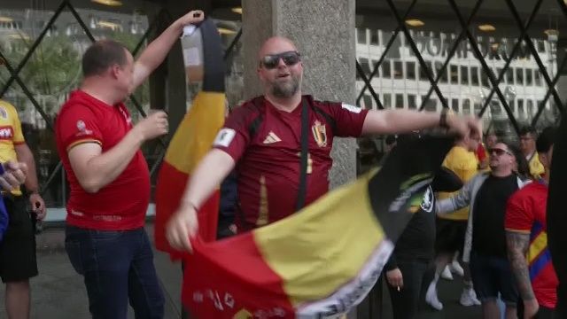 Doi belgieni au ajuns în mijlocul suporterilor români. Ce a urmat la Koln_16