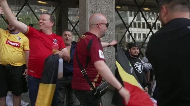 Doi belgieni au ajuns în mijlocul suporterilor români. Ce a urmat la Koln_3