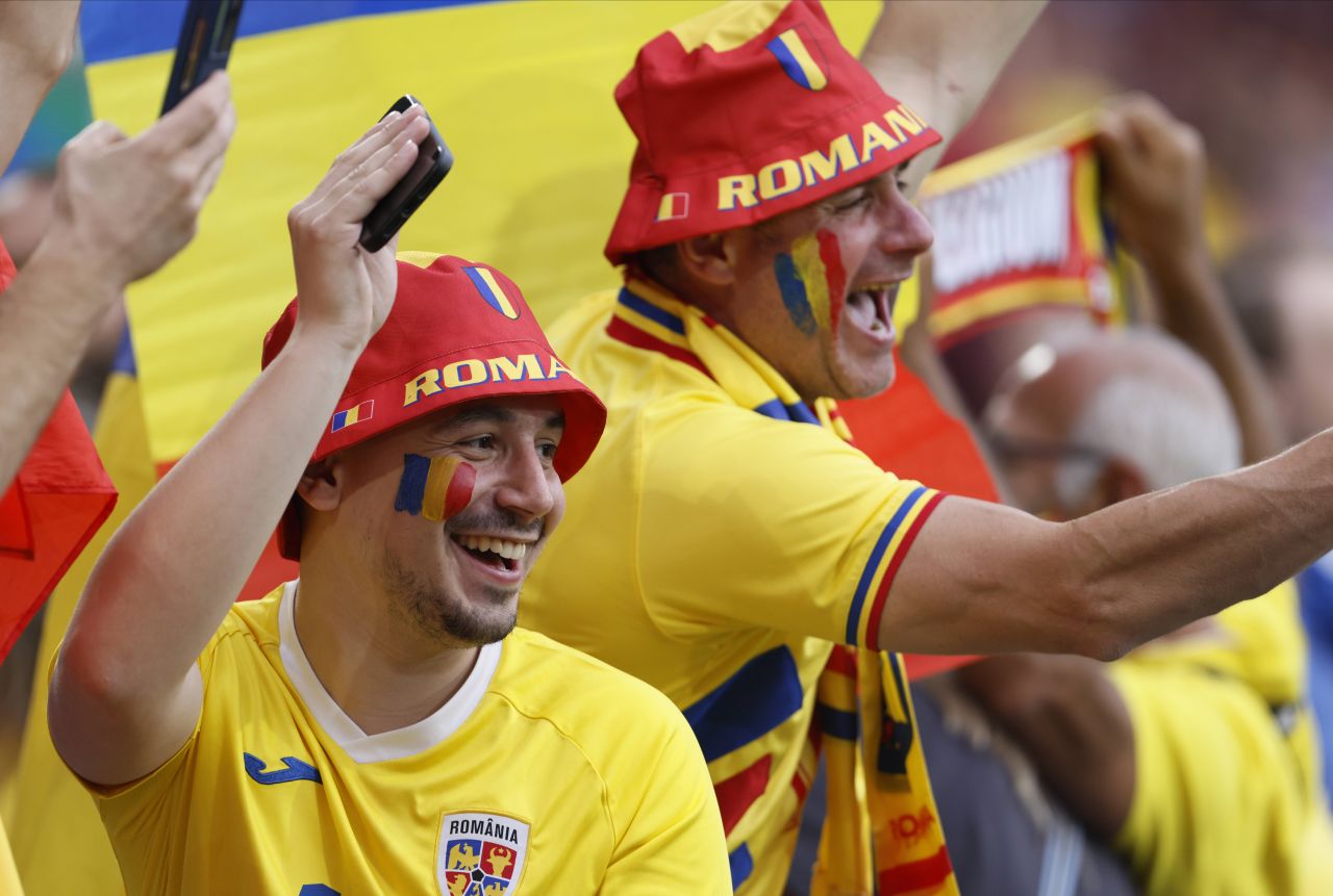 Atmosferă incendiară la Koln! Suporterii au făcut spectacol în Belgia – România!_34