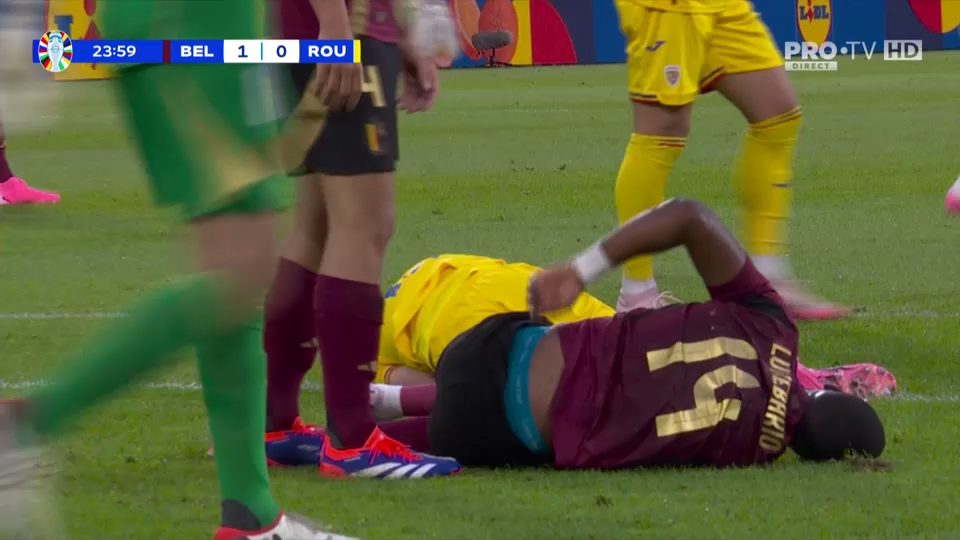 Războinicul Mihăilă! Românul a continuat în meciul cu Belgia, după ce a fost călcat pe mână de un adversar_1