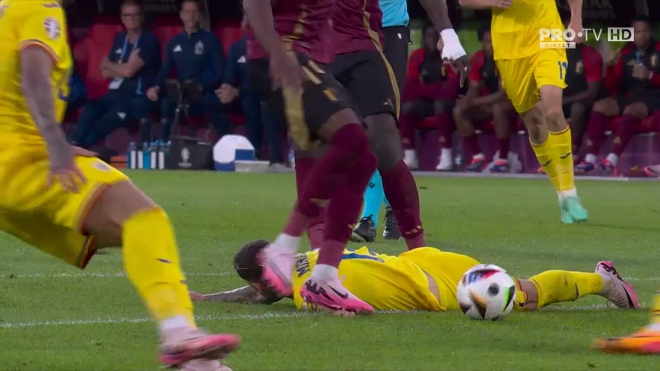 Războinicul Mihăilă! Românul a continuat în meciul cu Belgia, după ce a fost călcat pe mână de un adversar_4