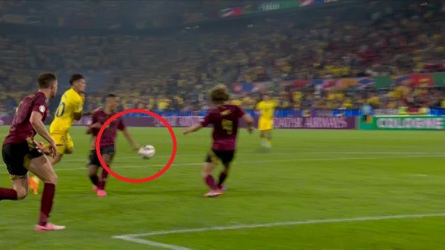 Faza la care România a cerut penalty contra Belgiei. Tielemans a respins mingea cu mâna în careu_2