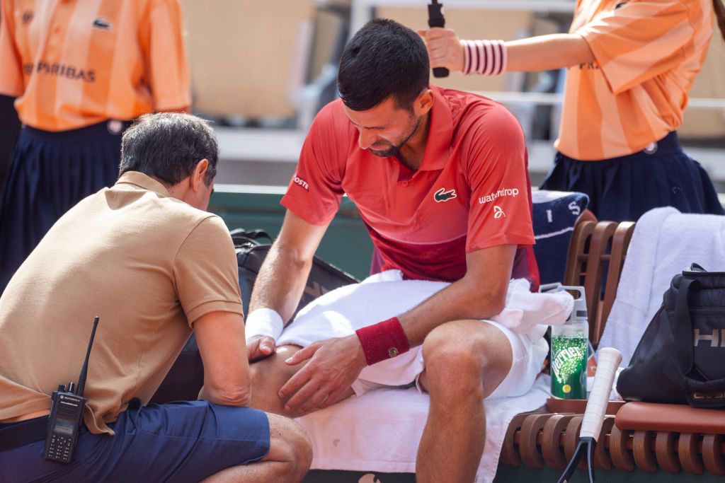Djokovic merge la Wimbledon, dar nu știe dacă va putea juca. Sârbul s-a operat recent la genunchi_11