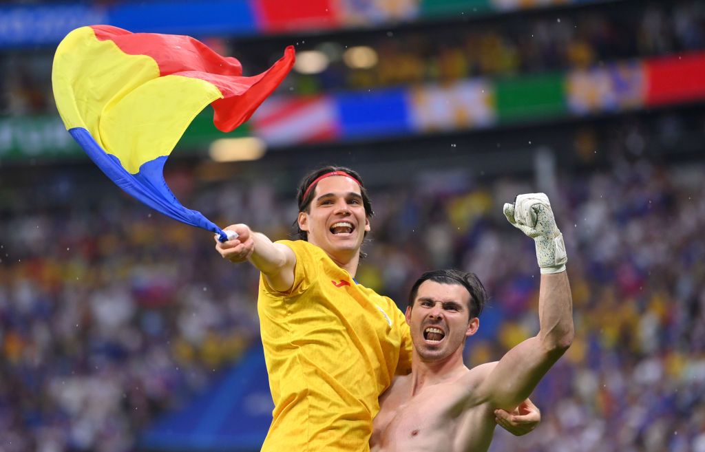 Ce bucurie! Jucătorii au sărbătorit alături de fani calificarea în optimile EURO 2024: imagini impresionante _6