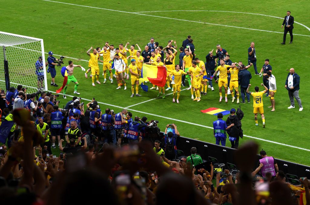 Ce bucurie! Jucătorii au sărbătorit alături de fani calificarea în optimile EURO 2024: imagini impresionante _7