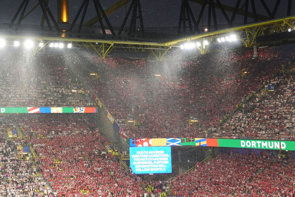 Imagini incredibile de la Dortmund! Meciul dintre Germania și Danemarca a fost întrerupt în minutul 35 din cauza condițiilor meteo_1