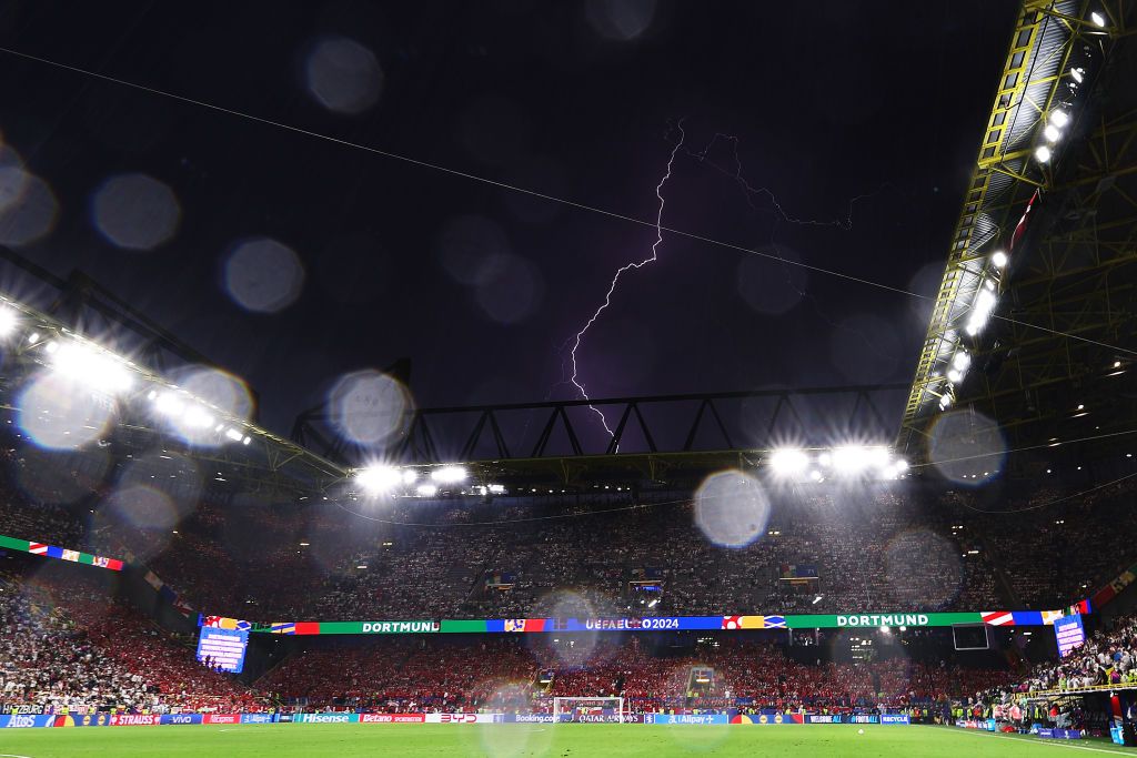 Imagini incredibile de la Dortmund! Meciul dintre Germania și Danemarca a fost întrerupt în minutul 35 din cauza condițiilor meteo_5