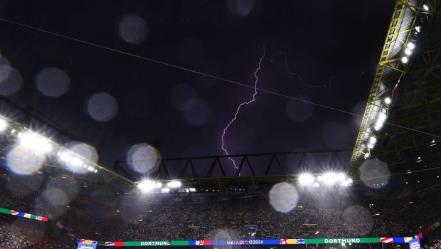 
	Imagini incredibile de la Dortmund! Meciul dintre Germania și Danemarca a fost întrerupt în minutul 35 din cauza condițiilor meteo

