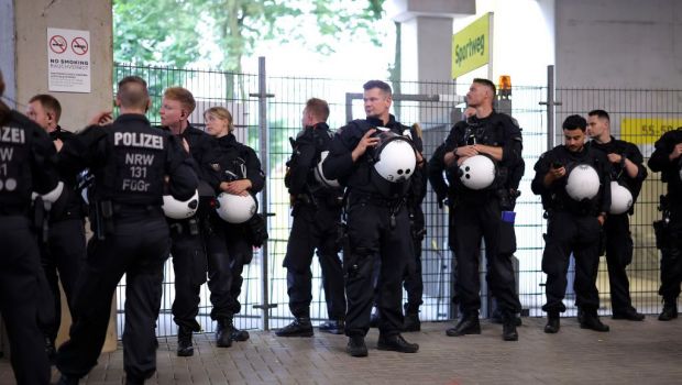 
	Nemții iau atitudine în cazul polițiștilor care intră pe stadion ca să vadă meciurile. Parchetul investighează doi ofițeri
