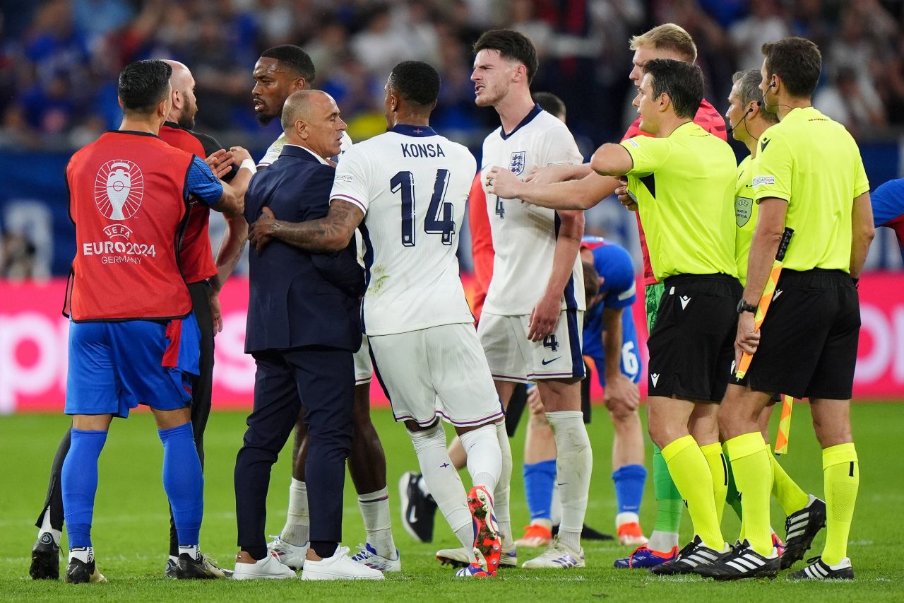 Scene uluitoare la EURO 2024! Starul Angliei a sărit să îl bată pe selecționerul Slovaciei: ”Nemernic chelios!”_13