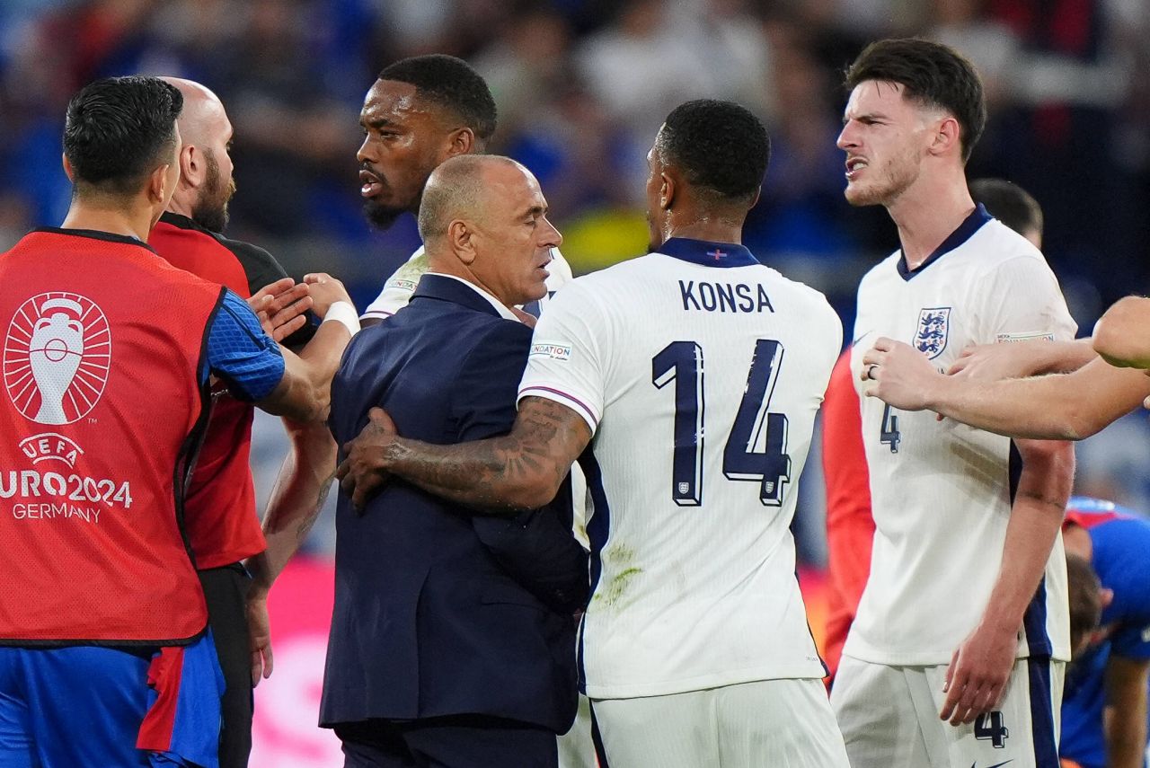 Scene uluitoare la EURO 2024! Starul Angliei a sărit să îl bată pe selecționerul Slovaciei: ”Nemernic chelios!”_16