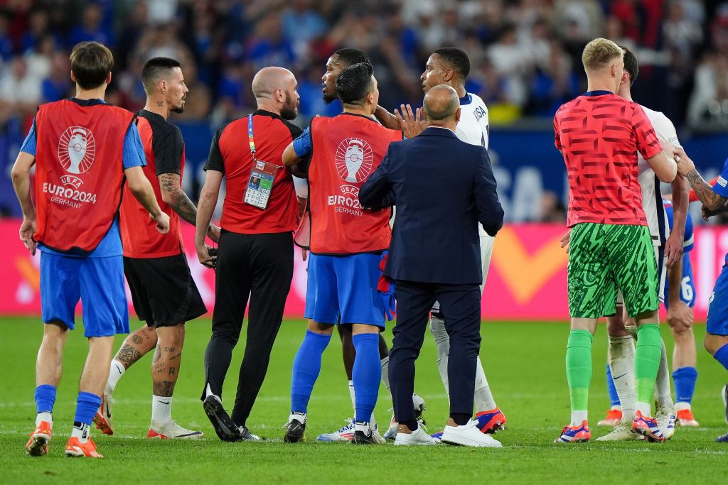 Scene uluitoare la EURO 2024! Starul Angliei a sărit să îl bată pe selecționerul Slovaciei: ”Nemernic chelios!”_5
