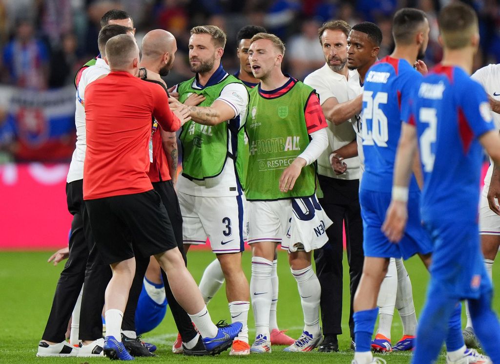 Scene uluitoare la EURO 2024! Starul Angliei a sărit să îl bată pe selecționerul Slovaciei: ”Nemernic chelios!”_6