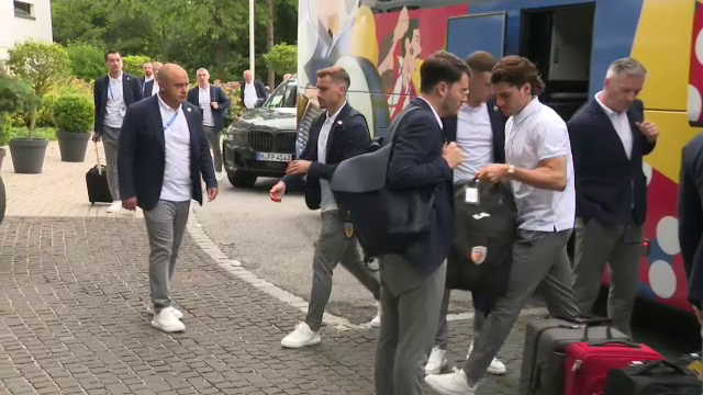 Tricolorii au ajuns la Munchen! Cum au fost surprinși Edi Iordănescu și jucătorii la sosirea la hotel_12