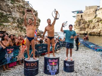 
	Reacția lui Popovici după ce a cucerit medalia de aur la Polignano a Mare în Red Bull Cliff Diving
