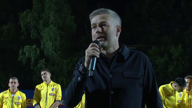 Edi Iordănescu a luat microfonul și, copleșit de emoții, le-a transmis un mesaj suporterilor strânși la Mogoșoaia în toiul nopții_1