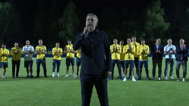 Edi Iordănescu a luat microfonul și, copleșit de emoții, le-a transmis un mesaj suporterilor strânși la Mogoșoaia în toiul nopții_2