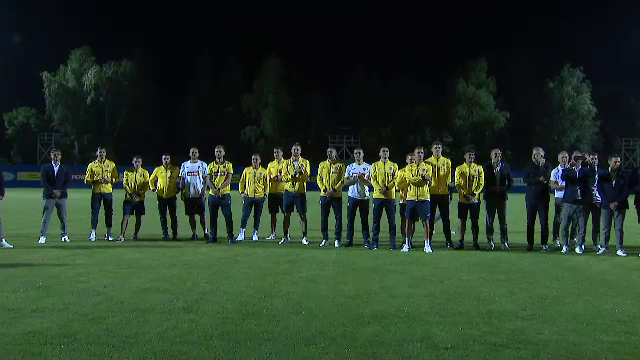 Tricolorii au revenit în România! Jucătorii, aplaudați la scenă deschisă  + Lui Edi Iordănescu i s-a cerut să rămână la națională_2