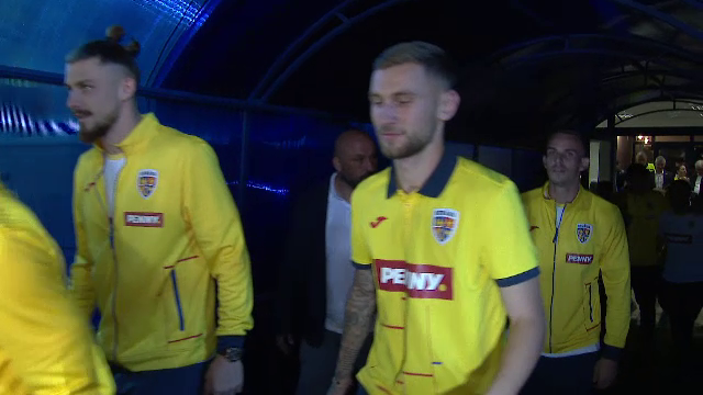 Tricolorii au revenit în România! Jucătorii, aplaudați la scenă deschisă  + Lui Edi Iordănescu i s-a cerut să rămână la națională_14