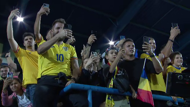 Tricolorii au revenit în România! Jucătorii, aplaudați la scenă deschisă  + Lui Edi Iordănescu i s-a cerut să rămână la națională_21