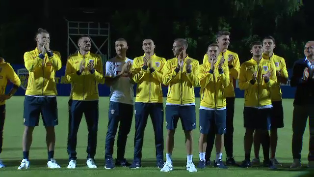 Tricolorii au revenit în România! Jucătorii, aplaudați la scenă deschisă  + Lui Edi Iordănescu i s-a cerut să rămână la națională_22