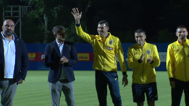 Tricolorii au revenit în România! Jucătorii, aplaudați la scenă deschisă  + Lui Edi Iordănescu i s-a cerut să rămână la națională_24