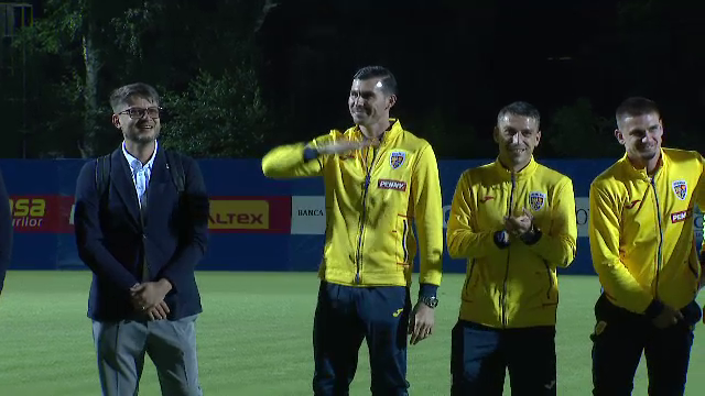 Tricolorii au revenit în România! Jucătorii, aplaudați la scenă deschisă  + Lui Edi Iordănescu i s-a cerut să rămână la națională_25