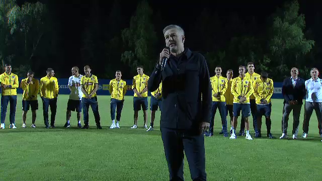 Tricolorii au revenit în România! Jucătorii, aplaudați la scenă deschisă  + Lui Edi Iordănescu i s-a cerut să rămână la națională_36