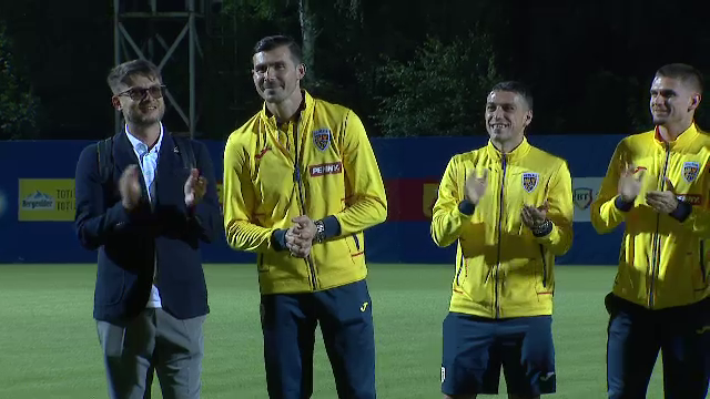 Tricolorii au revenit în România! Jucătorii, aplaudați la scenă deschisă  + Lui Edi Iordănescu i s-a cerut să rămână la națională_38