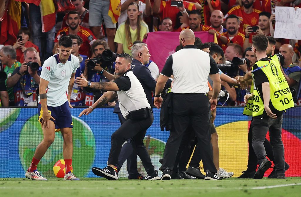 Ghinion teribil pentru Alvaro Morata! Căpitanul Spaniei a fost accidentat de un steward în timpul bucuriei de final _5