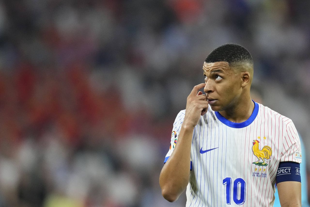 Kylian Mbappe: "Voi începe o nouă viață" / Superstarul francez, dărâmat după eliminarea de la EURO_3