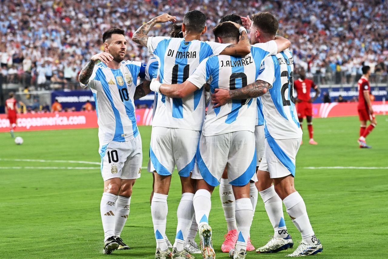 Lionel Messi îi zâmbește lui Cristiano Ronaldo de la Copa America 2024! Gol pentru Argentina și calificare în finală_2