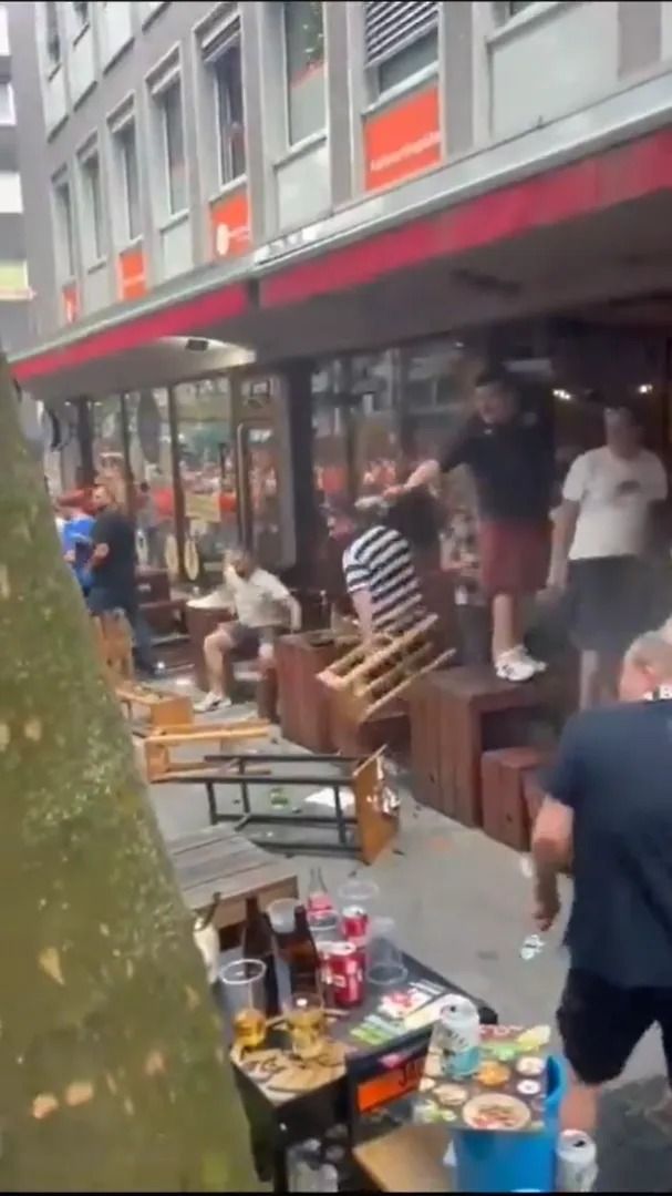 Scene șocante înainte de Olanda - Anglia! Au devastat un bar și s-au bătut cu scaune și televizoare_11