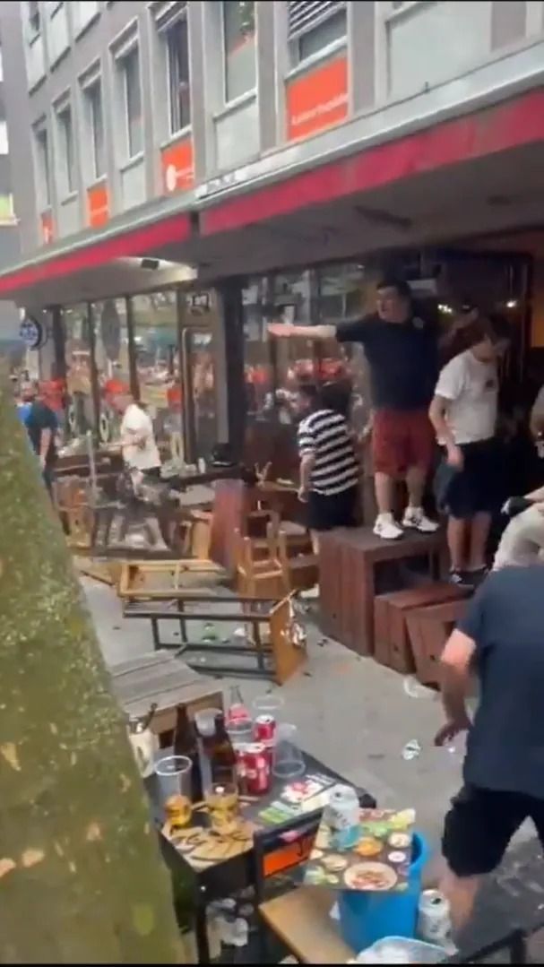 Scene șocante înainte de Olanda - Anglia! Au devastat un bar și s-au bătut cu scaune și televizoare_12