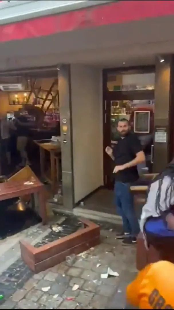 Scene șocante înainte de Olanda - Anglia! Au devastat un bar și s-au bătut cu scaune și televizoare_113