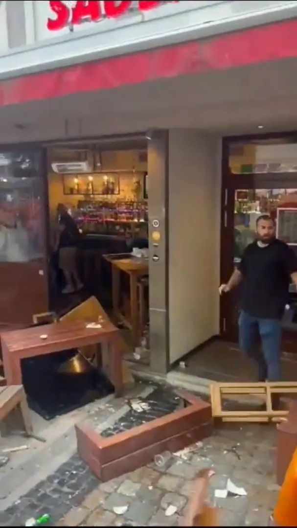 Scene șocante înainte de Olanda - Anglia! Au devastat un bar și s-au bătut cu scaune și televizoare_115