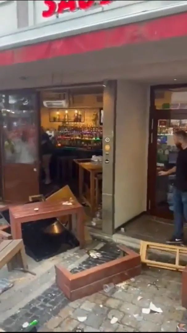 Scene șocante înainte de Olanda - Anglia! Au devastat un bar și s-au bătut cu scaune și televizoare_116