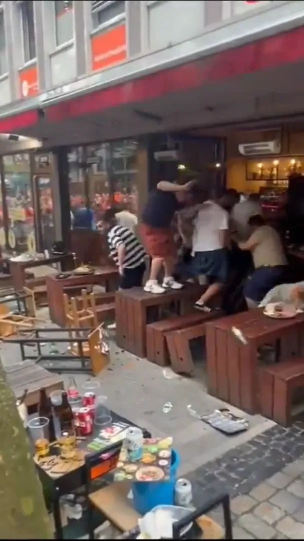 Scene șocante înainte de Olanda - Anglia! Au devastat un bar și s-au bătut cu scaune și televizoare_13