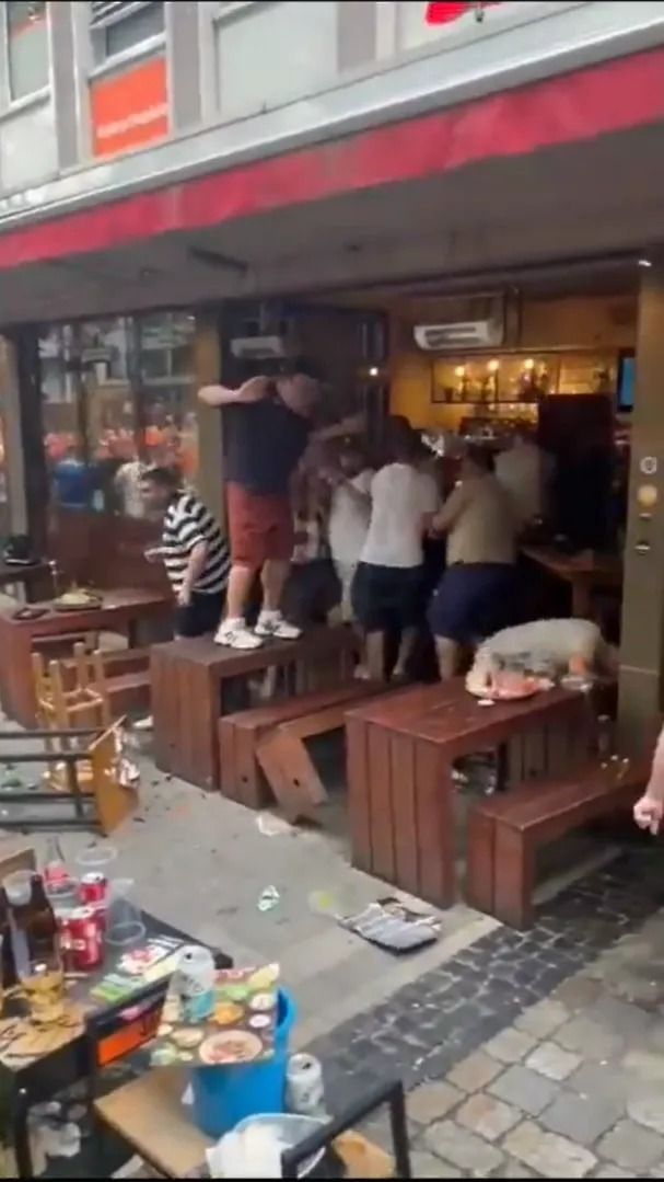 Scene șocante înainte de Olanda - Anglia! Au devastat un bar și s-au bătut cu scaune și televizoare_14