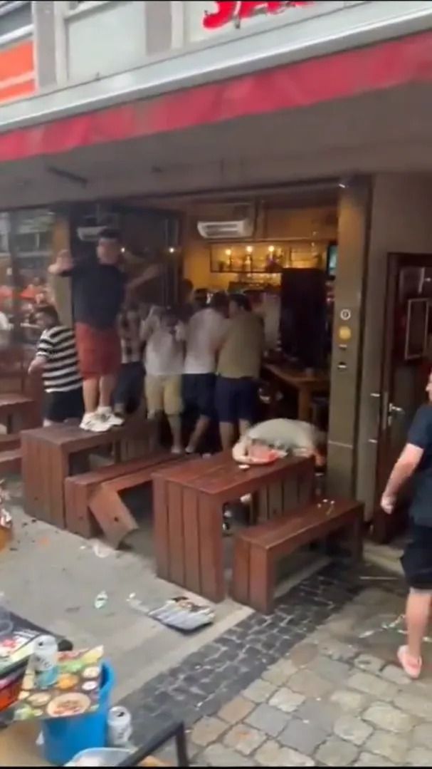 Scene șocante înainte de Olanda - Anglia! Au devastat un bar și s-au bătut cu scaune și televizoare_15