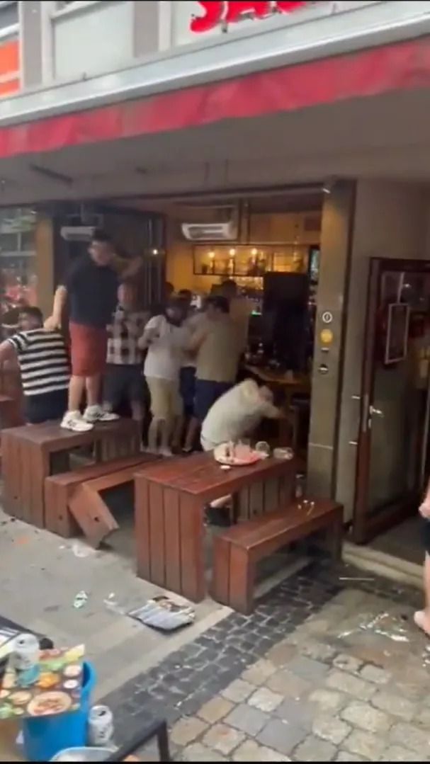 Scene șocante înainte de Olanda - Anglia! Au devastat un bar și s-au bătut cu scaune și televizoare_16