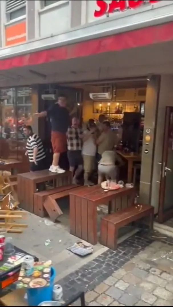 Scene șocante înainte de Olanda - Anglia! Au devastat un bar și s-au bătut cu scaune și televizoare_17