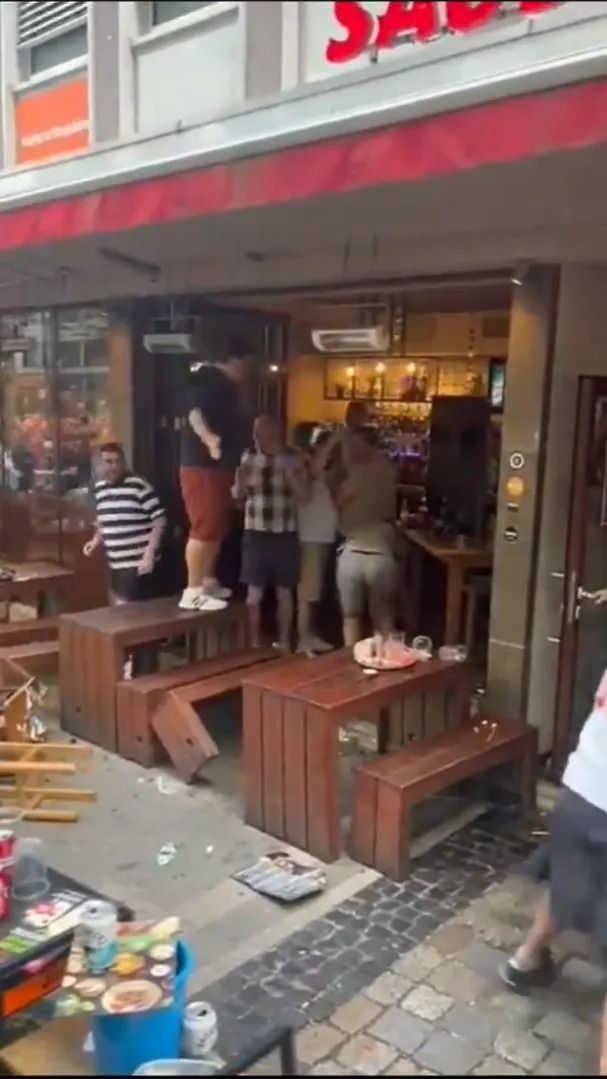 Scene șocante înainte de Olanda - Anglia! Au devastat un bar și s-au bătut cu scaune și televizoare_18