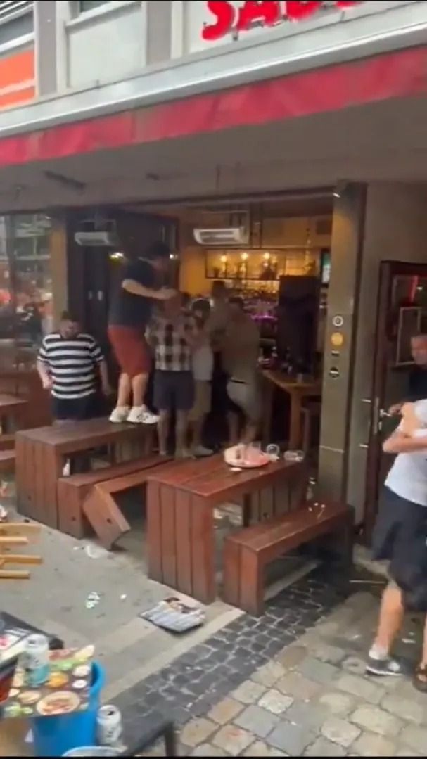 Scene șocante înainte de Olanda - Anglia! Au devastat un bar și s-au bătut cu scaune și televizoare_19