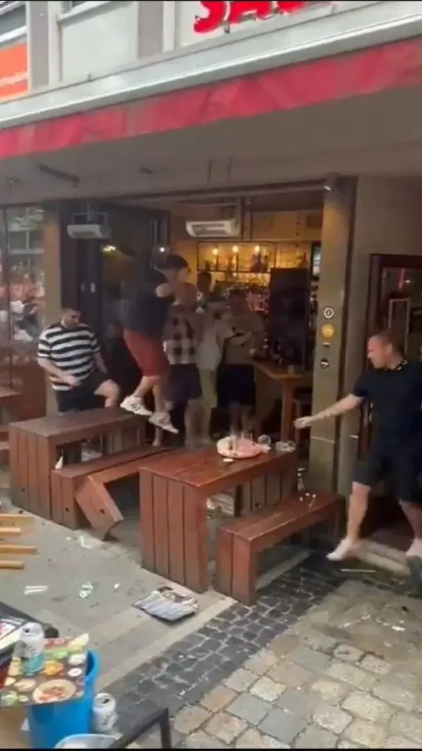 Scene șocante înainte de Olanda - Anglia! Au devastat un bar și s-au bătut cu scaune și televizoare_20