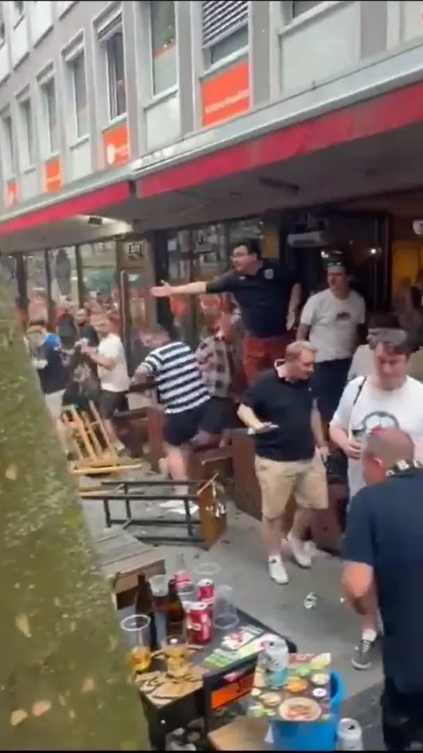 Scene șocante înainte de Olanda - Anglia! Au devastat un bar și s-au bătut cu scaune și televizoare_22