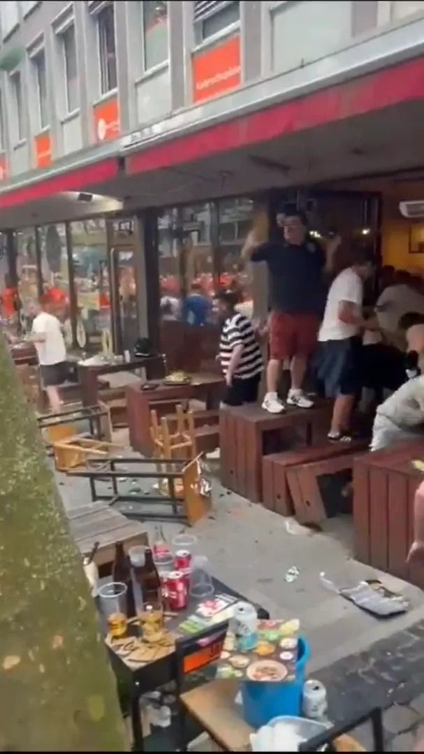 Scene șocante înainte de Olanda - Anglia! Au devastat un bar și s-au bătut cu scaune și televizoare_23