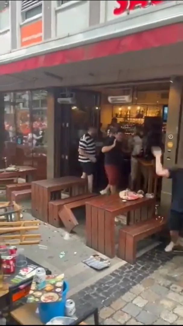 Scene șocante înainte de Olanda - Anglia! Au devastat un bar și s-au bătut cu scaune și televizoare_24